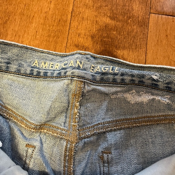 AMERICAN EAGLE LIGHTWASH BLUE JEAN SHORTS - Picture 2 of 4